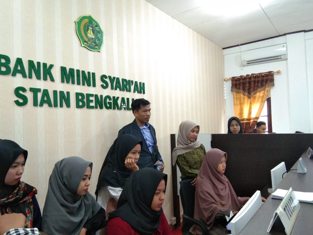 MAHASISWA PRODI EKONOMI SYARIAH PRAKTIKUM DI LABORATORIUM BANK MINI