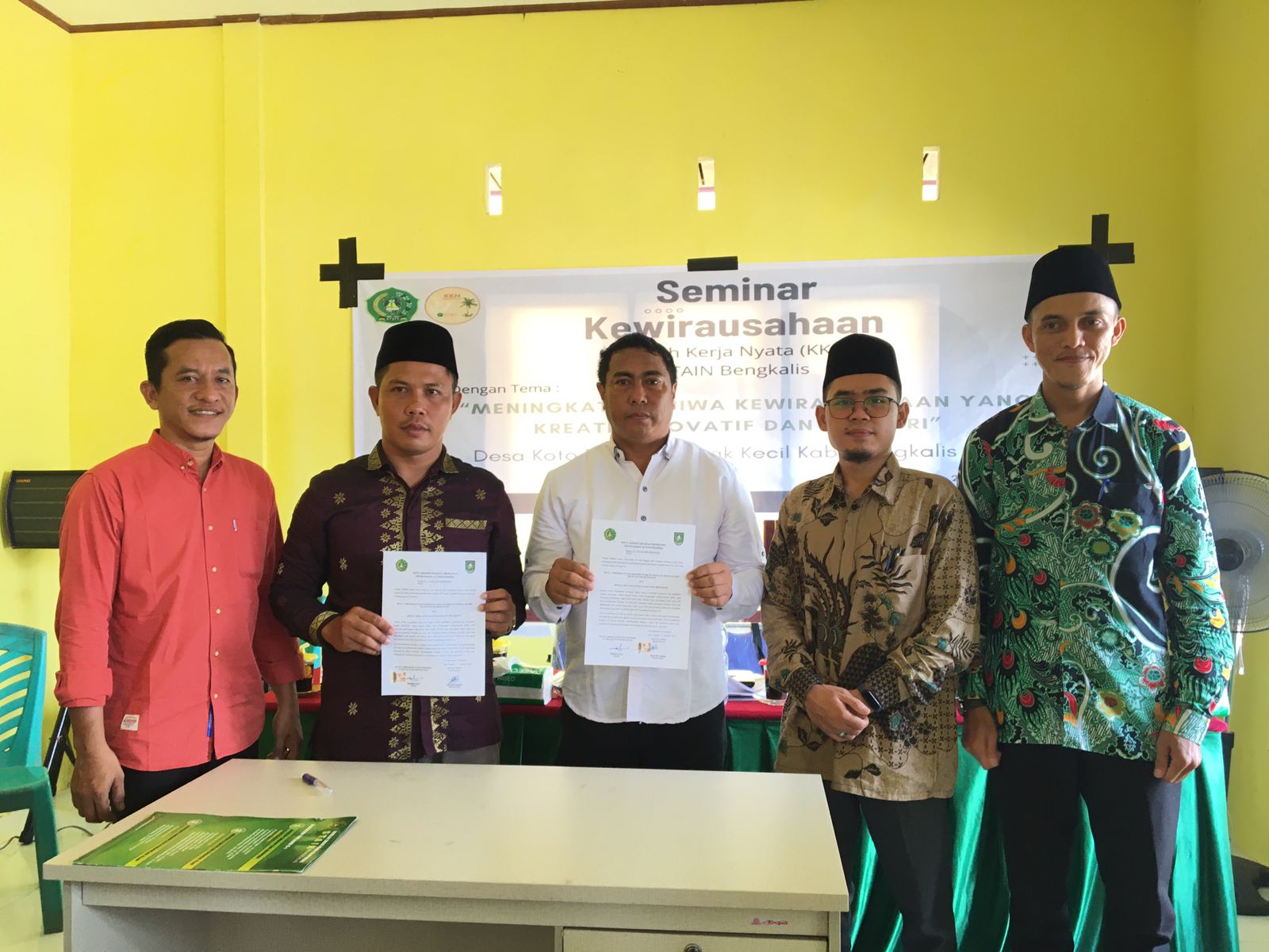 Penandatangan MoU antara Program Studi Ekonomi Syari'ah dan Pemerintah Desa Koto Raja